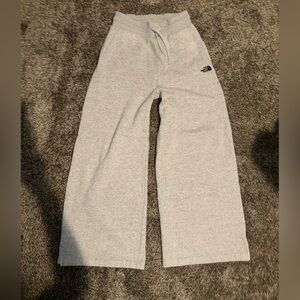 💕 Moving Sale! 💕
The North Face Wide Leg Flare sweatpants